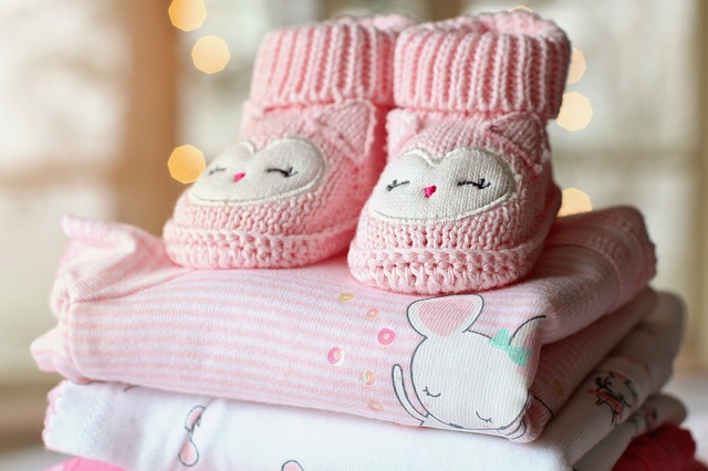 růžové oblečení pro miminko, pletené botičky
