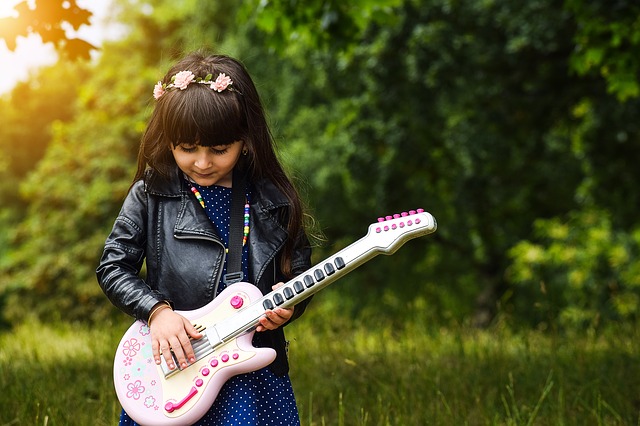 holčička s kytarou
